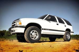 Rough Country - 2.5 Inch Suspension Lift Kit 91-04 Sonoma 83-05 S10 Blazer 83-01 S15 Jimmy 82-04 S10 Pickup Rough Country - Image 1